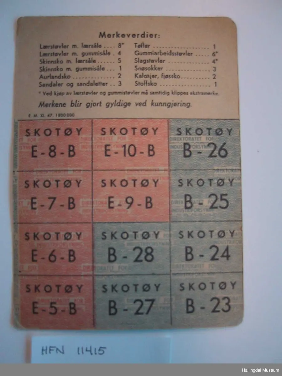 Fire resjoneringskart for tekstilvarer, skotøy og bekledning.

Bekledningskortet merket med/ håndskrevet: Nikkers til Hans Nr. 52