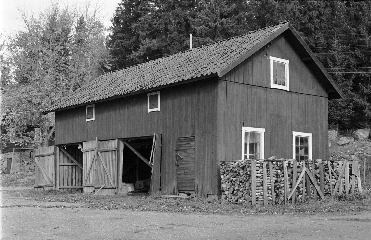 Lider och Magasin, Brunnsgården, Holmbro 2:3, Skogs-Tibble socken, Uppland 1985