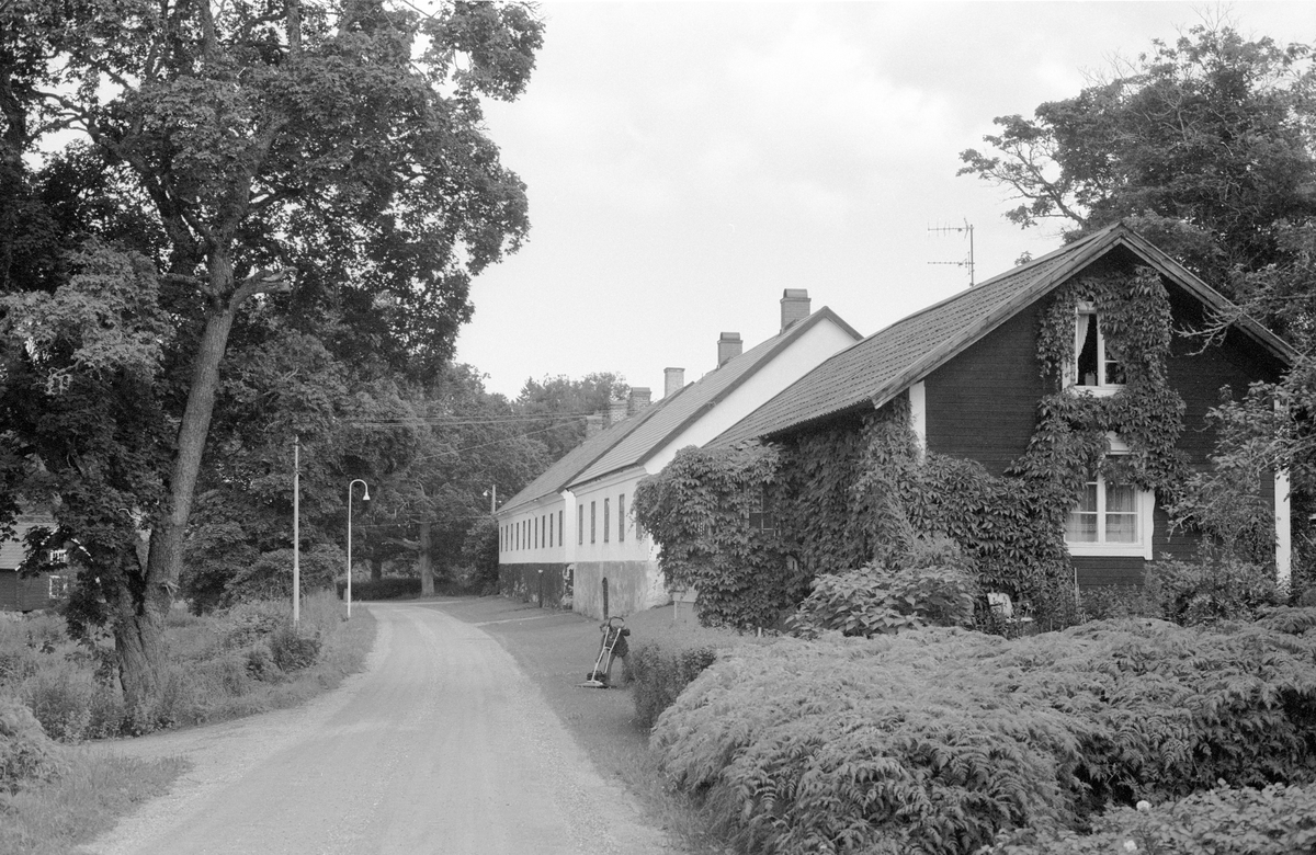 Vy över bruksgatan, Vällnora bruk, Knutby-Åsby 1:19, Vällnora, Knutby socken, Uppland 1987