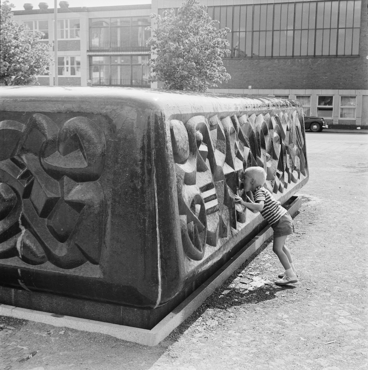 Fontän - "Våta stenen äntligen våt" - Brantingstorget, Uppsala, juni 1963