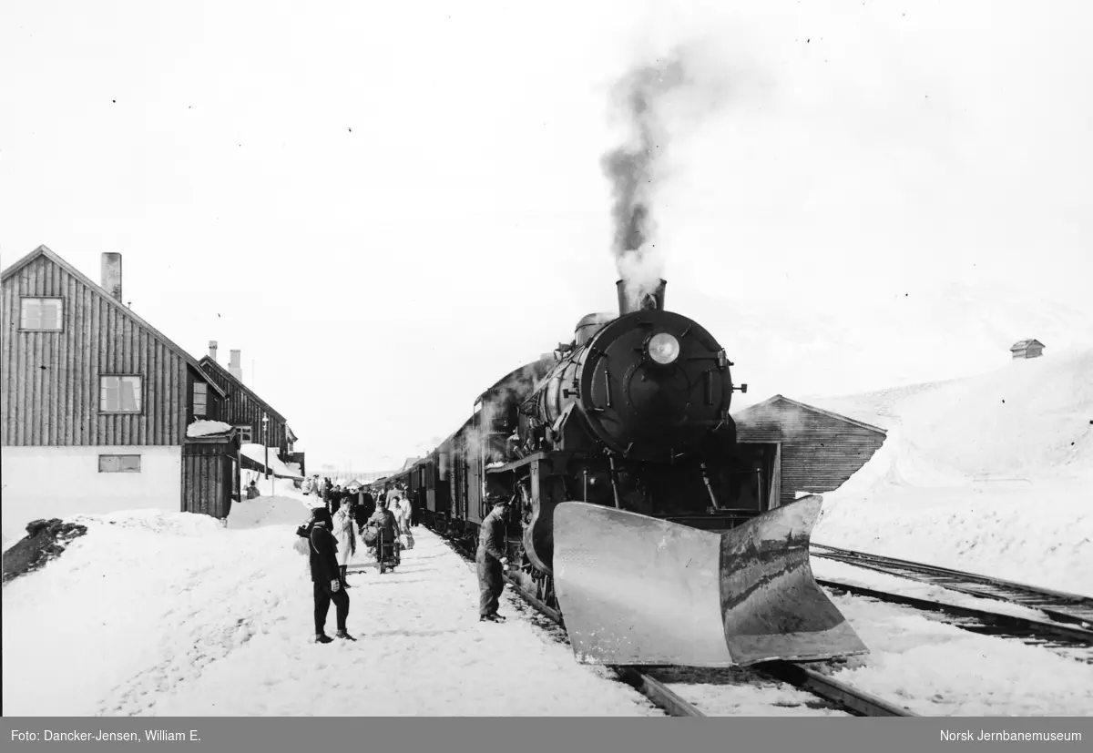 Østgående dagtog 602 på Finse stasjon påsken 1953, trukket av damplok type 31b