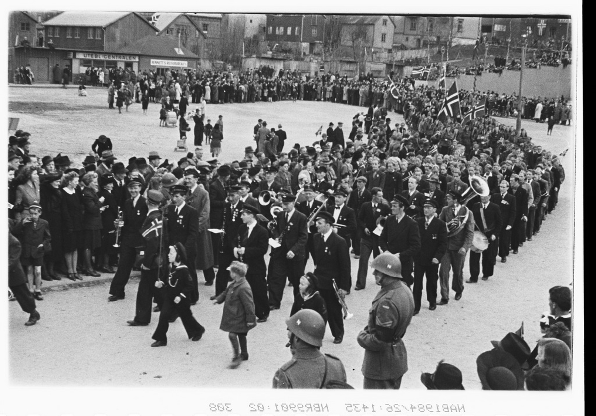 17 mai Narvik torv. Jernbanemusikken.