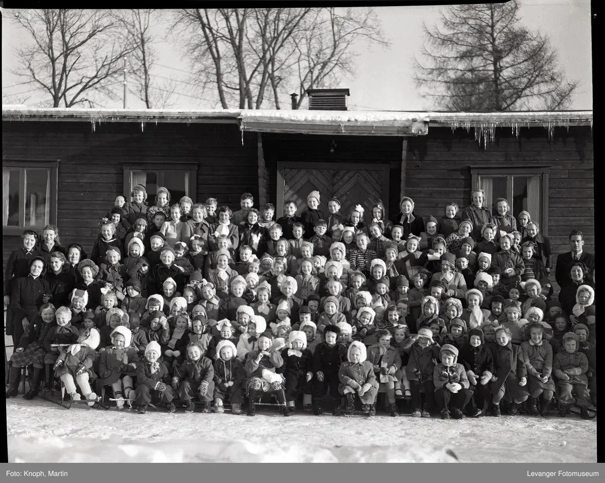Frelsesarmeens barnegruppe utenfor bygning  II