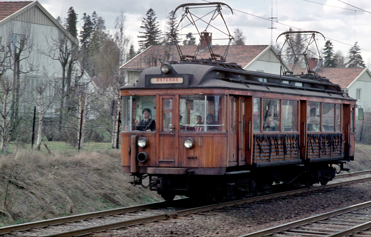 A/S Holmenkolbanen. Røabanen. Vogn 104, type 1916 (Skabo, Westinghouse, HKB verksted), opprinnelig tilhenger, ombygget til motorvogn med midtinngang 1918. Ombygget til gjennomstrømningsvogn 1956.