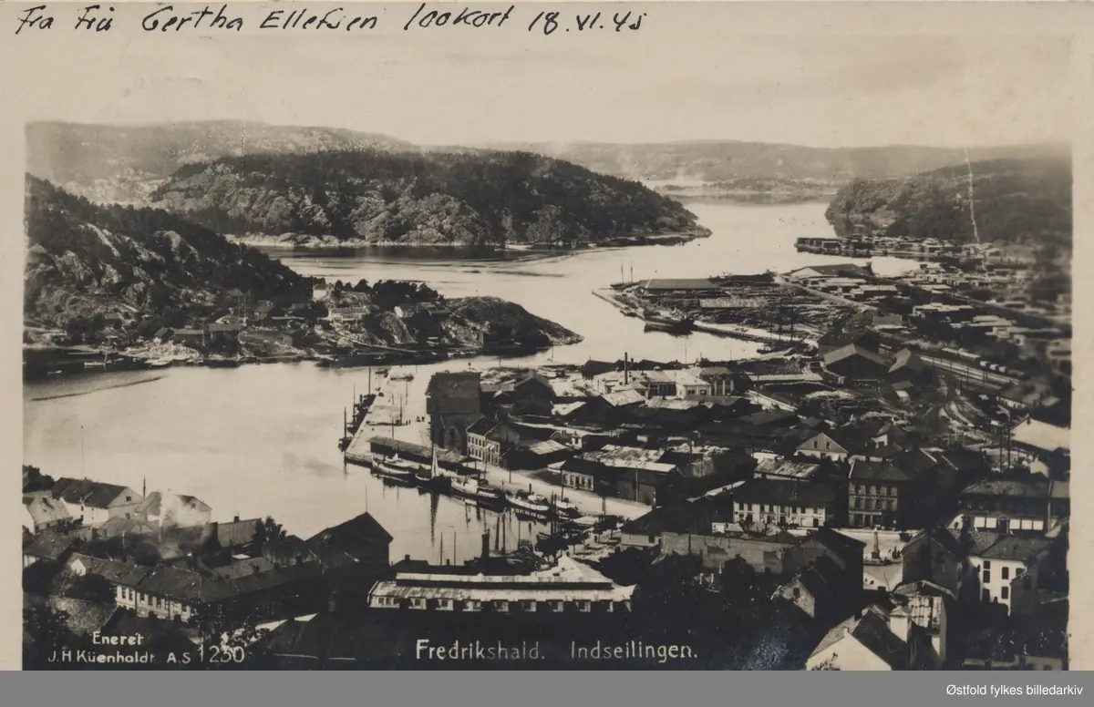 Oversiktsbilde over Halden med havneområde og innseilingen. Tekst på kortet:"Fredrikshald. Indseglingen."
