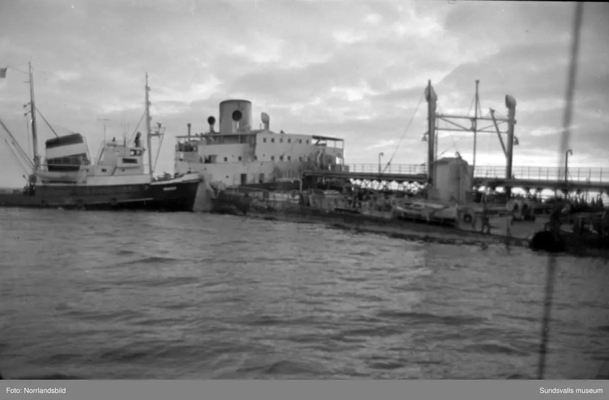 Norska oljetankern Gogstad som strandade vid Bremö kalv den 1 december 1964.