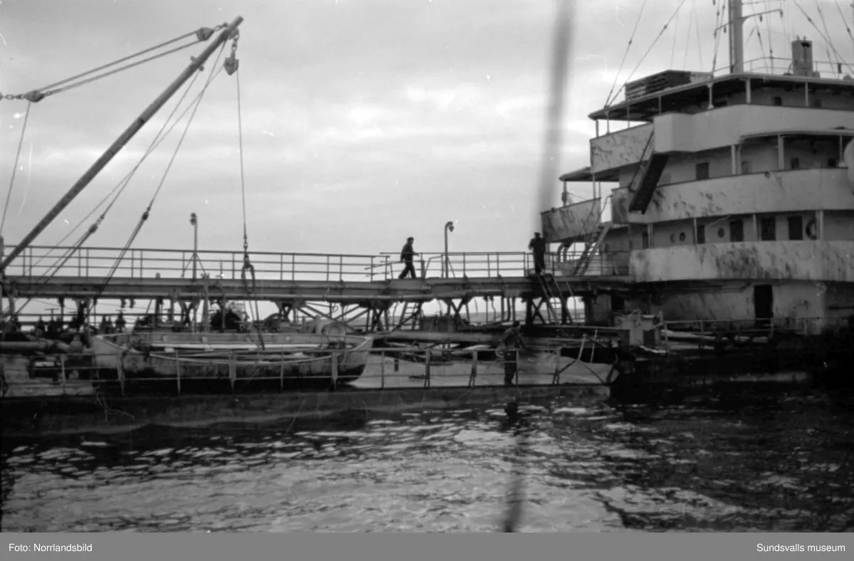 Norska oljetankern Gogstad som strandade vid Bremö kalv den 1 december 1964.