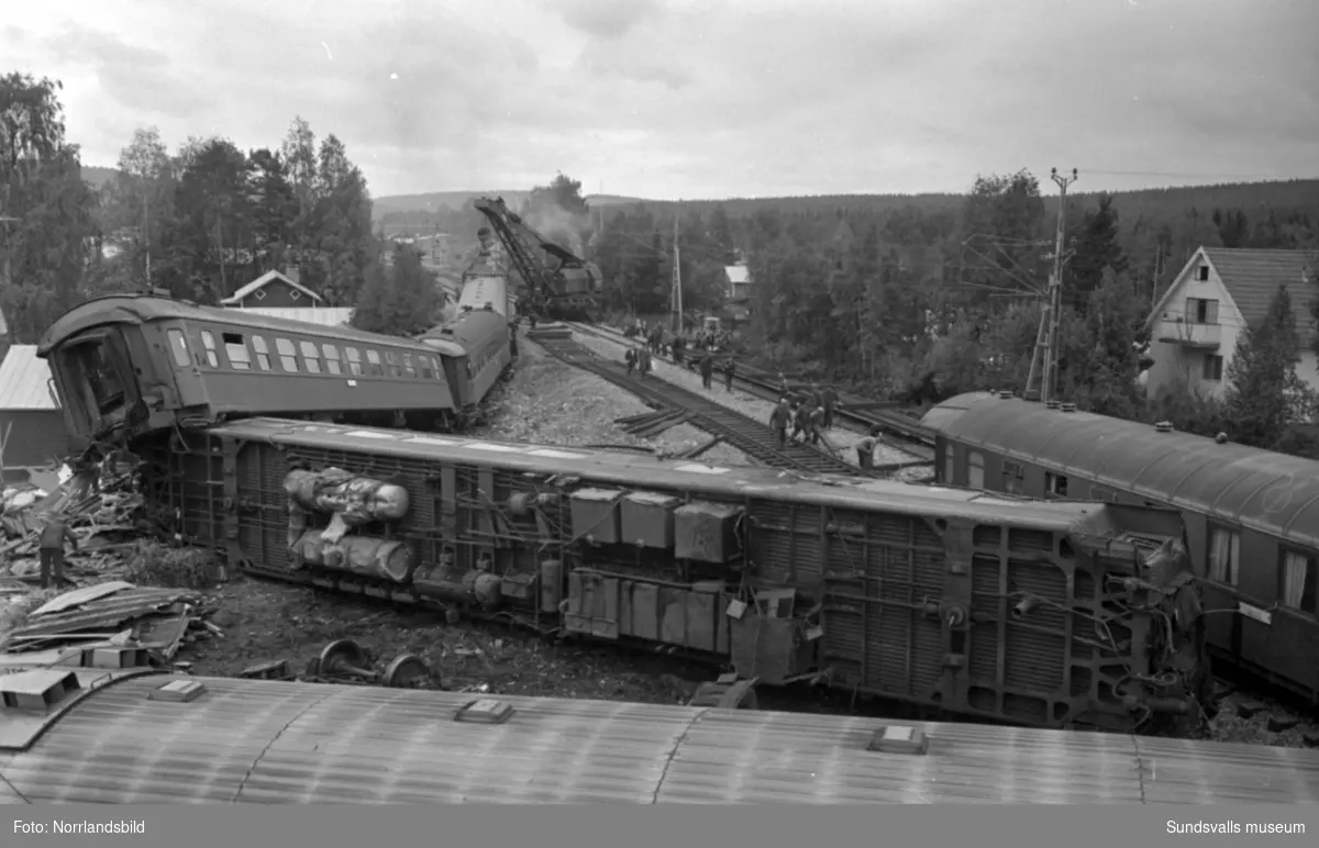 Tågkatastrofen i Alby då Nordpilen den 6/9 1964 i hög fart spårade ur och fortsatte in bland bebodda hus längs järnvägsvallen. Åtta personer omkom och 35 skadades.