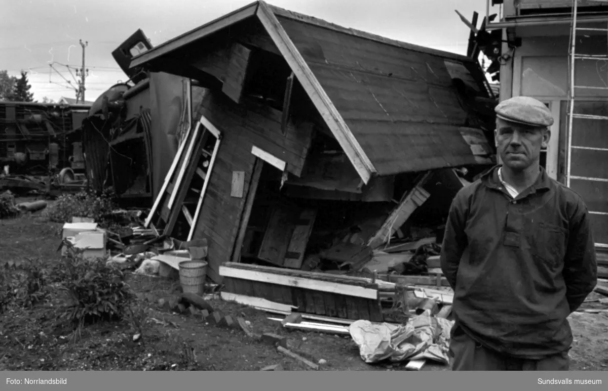 Tågkatastrofen i Alby då Nordpilen den 6/9 1964 i hög fart spårade ur och fortsatte in bland bebodda hus längs järnvägsvallen. Åtta personer omkom och 35 skadades.