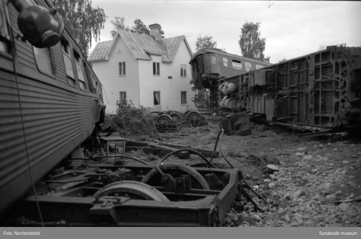 Tågkatastrofen i Alby då Nordpilen den 6/9 1964 i hög fart spårade ur och fortsatte in bland bebodda hus längs järnvägsvallen. Åtta personer omkom och 35 skadades.