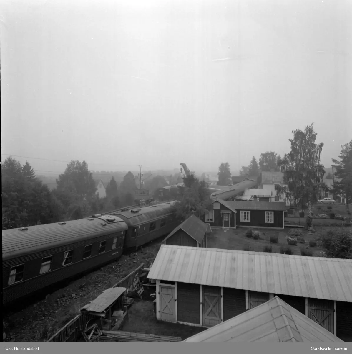 Tågkatastrofen i Alby då Nordpilen den 6/9 1964 i hög fart spårade ur och fortsatte in bland bebodda hus längs järnvägsvallen. Åtta personer omkom och 35 skadades.