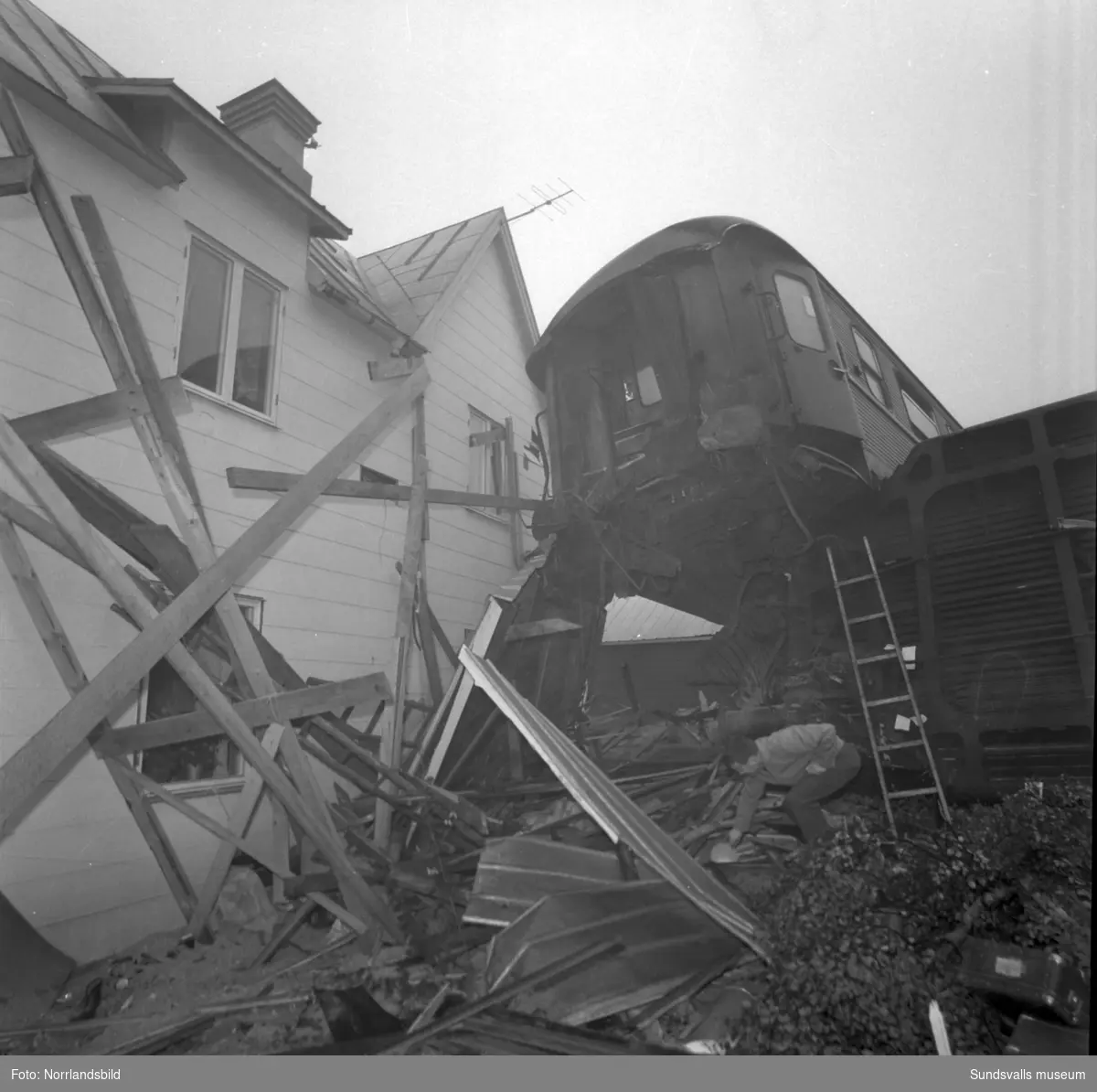 Tågkatastrofen i Alby då Nordpilen den 6/9 1964 i hög fart spårade ur och fortsatte in bland bebodda hus längs järnvägsvallen. Åtta personer omkom och 35 skadades.