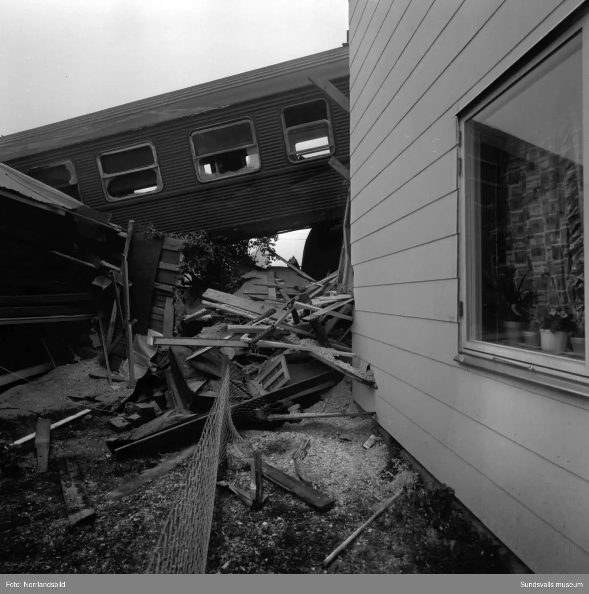 Tågkatastrofen i Alby då Nordpilen den 6/9 1964 i hög fart spårade ur och fortsatte in bland bebodda hus längs järnvägsvallen. Åtta personer omkom och 35 skadades.