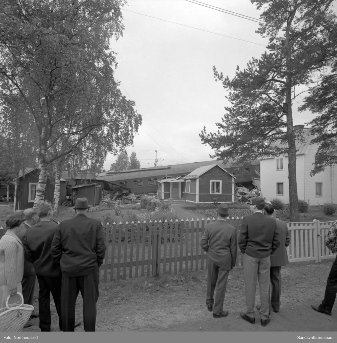 Tågkatastrofen i Alby då Nordpilen den 6/9 1964 i hög fart spårade ur och fortsatte in bland bebodda hus längs järnvägsvallen. Åtta personer omkom och 35 skadades.