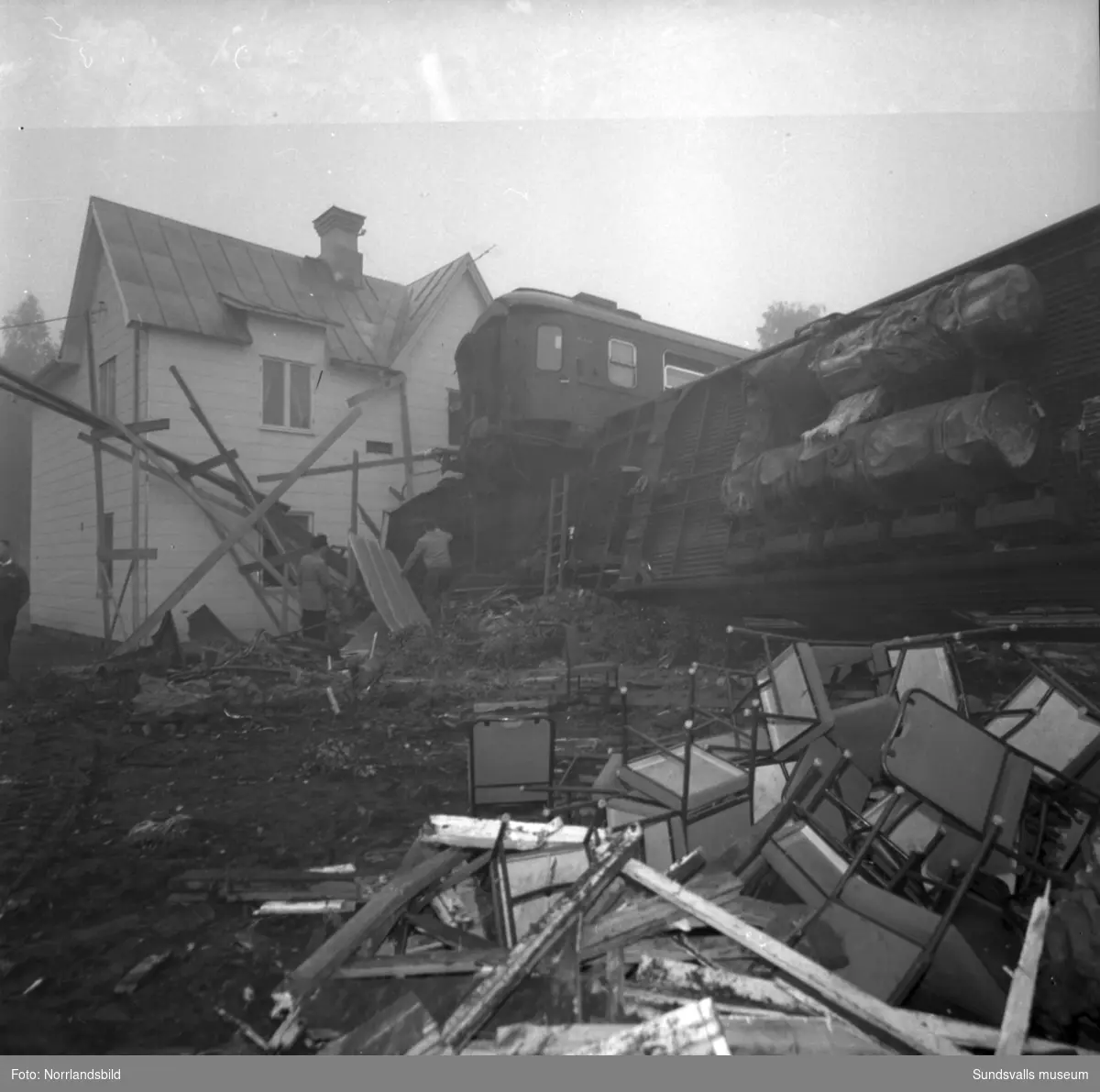 Tågkatastrofen i Alby då Nordpilen den 6/9 1964 i hög fart spårade ur och fortsatte in bland bebodda hus längs järnvägsvallen. Åtta personer omkom och 35 skadades.