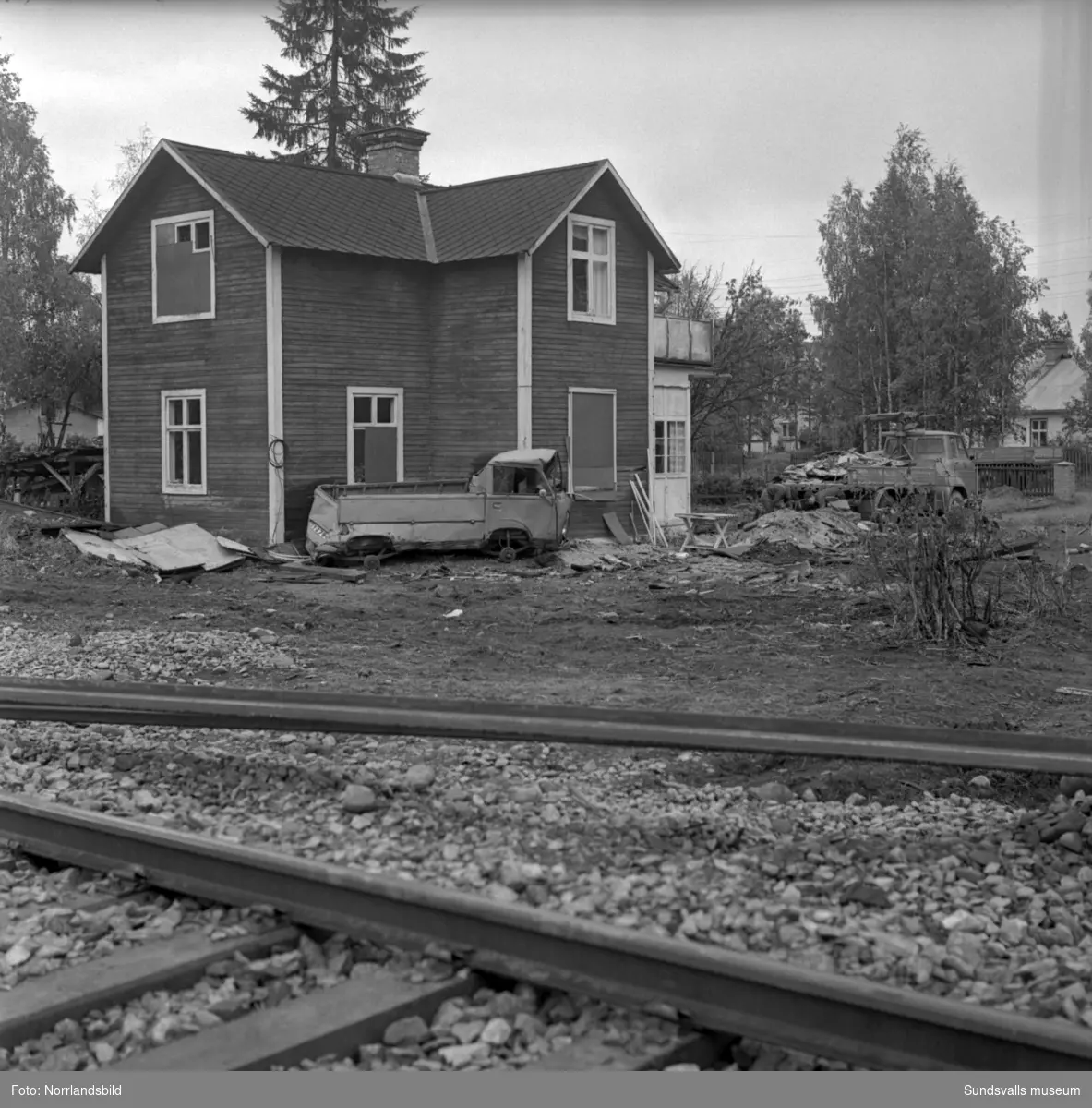 Tågkatastrofen i Alby då Nordpilen den 6/9 1964 i hög fart spårade ur och fortsatte in bland bebodda hus längs järnvägsvallen. Åtta personer omkom och 35 skadades.