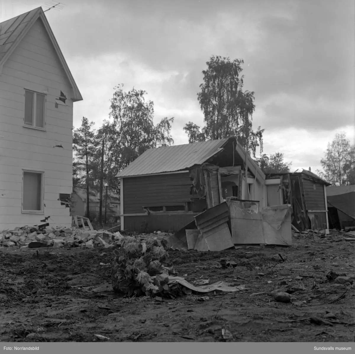 Tågkatastrofen i Alby då Nordpilen den 6/9 1964 i hög fart spårade ur och fortsatte in bland bebodda hus längs järnvägsvallen. Åtta personer omkom och 35 skadades.