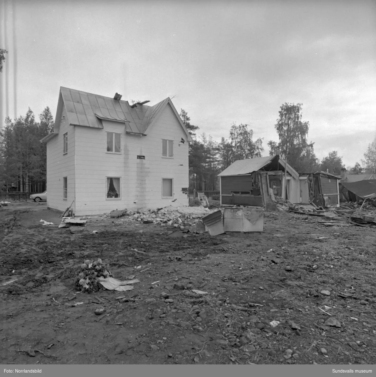 Tågkatastrofen i Alby då Nordpilen den 6/9 1964 i hög fart spårade ur och fortsatte in bland bebodda hus längs järnvägsvallen. Åtta personer omkom och 35 skadades.