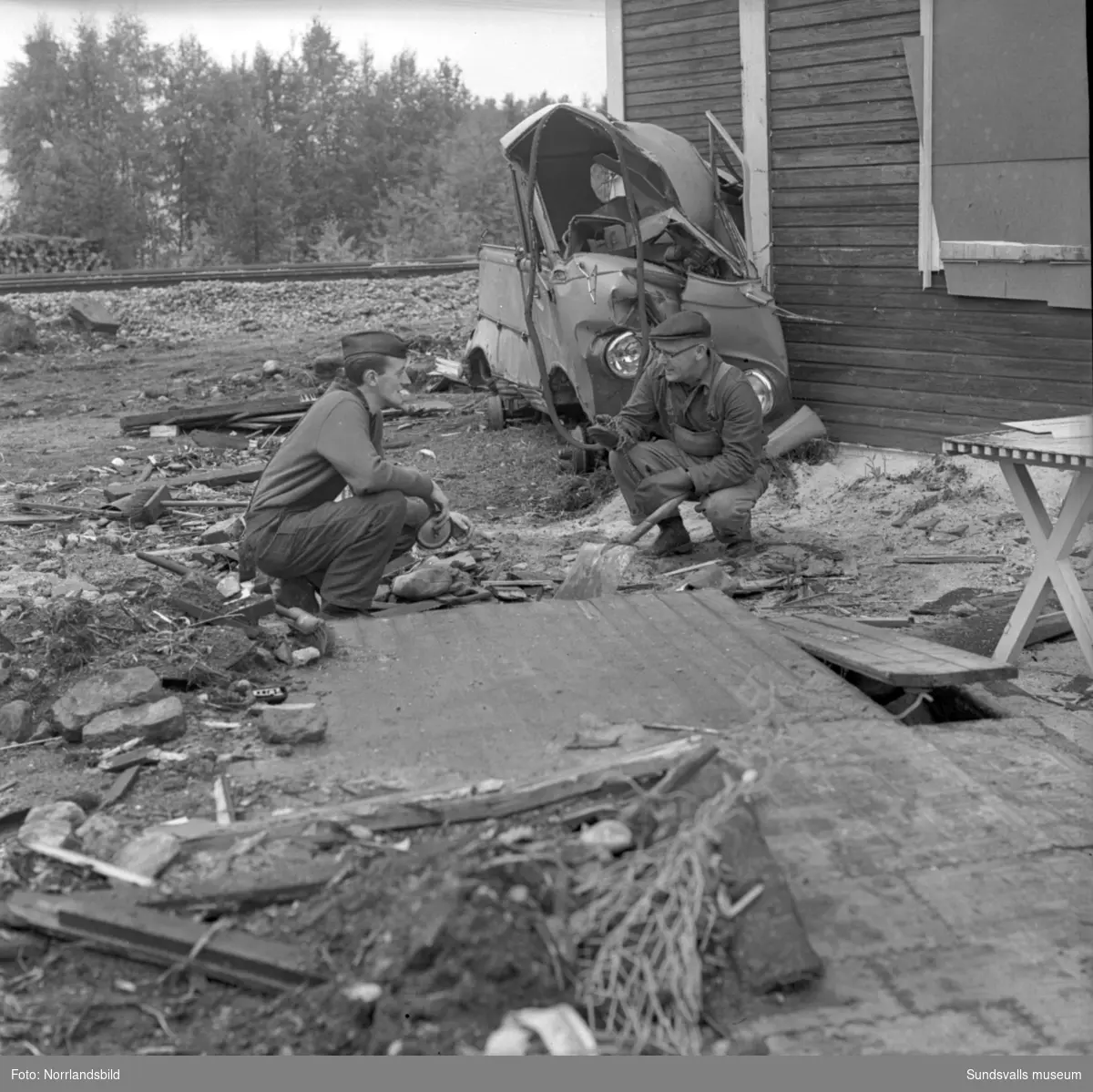 Tågkatastrofen i Alby då Nordpilen den 6/9 1964 i hög fart spårade ur och fortsatte in bland bebodda hus längs järnvägsvallen. Åtta personer omkom och 35 skadades.