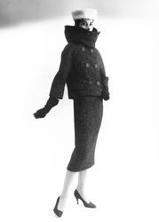 Mannekängen Erika Sundt i tweeddräkt med hög krage, skorsten