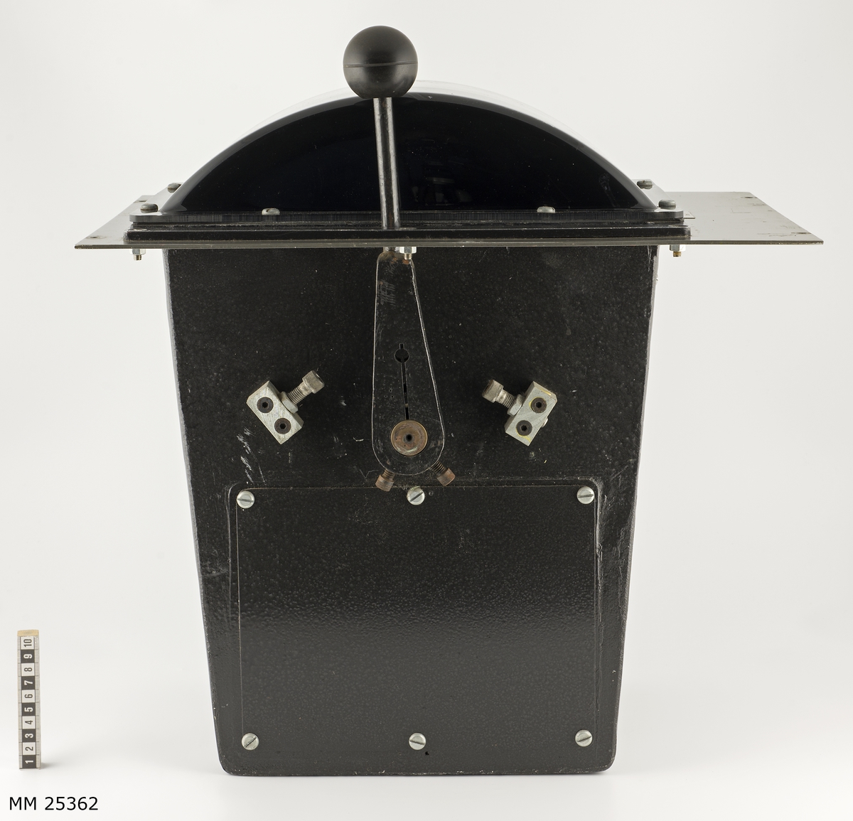 Maskintelegrafens översta del består av en visare med en spak. Om man drar i spaken flyttas en pil mellan de olika lägena för att visa vad som är valt. Vita bokstäver/siffror för framåt och neutrala lägaren, röda bokstäver/siffror för back. Följande lägen finns att välja mellan:

Back 1/1 3/4 1/2 1/4 
Stopp
Start
Växel ur
Väaxel in
Fram 1/4 1/2 3/4 1/1

Visaren är monterad på en stålkub.