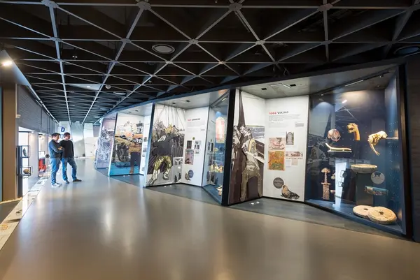 Monter med personas viking og sjørøver - Utstillingen "Til S