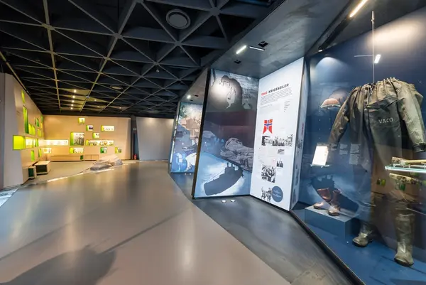 Monter med persona krigsseiler - Utstillingen "Til Sjøs!"