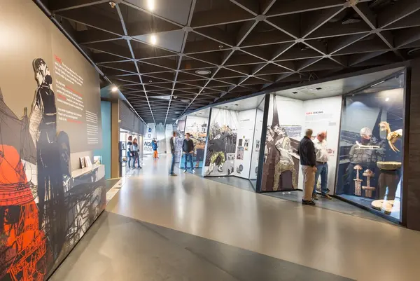 Inngangsparti og monter med personas. - Utstillingen "Til Sj