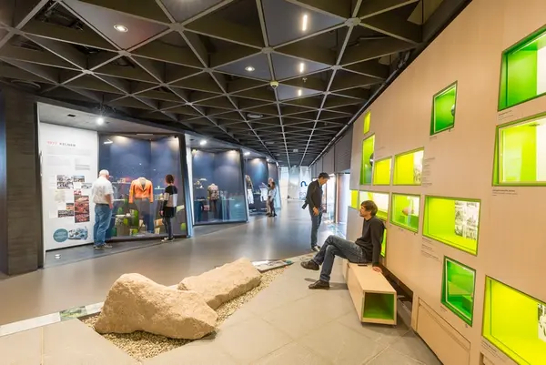 Landlovutstillingen mot monter med persona kelner. - Utstill