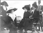 Regementskapplöpning i Skövde 1913. Damer från vänster: Novah Grill, Maude Montgomery, Ebba Montgomery-Cederhielm, Greta Cronstedt. Herrar från vänster: Clarence von Rosen, Claes Grill.