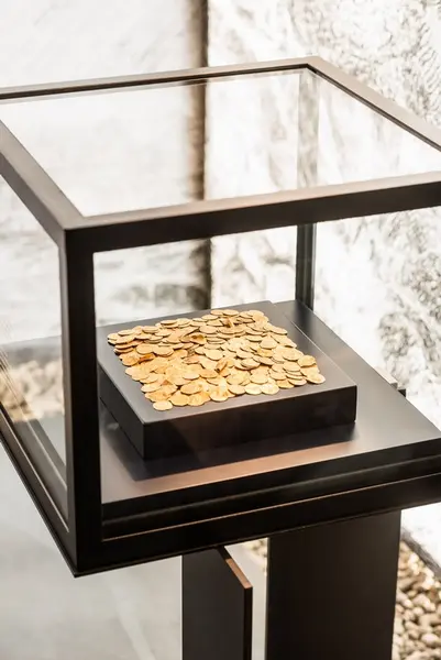 Monter med gullmynter fra Runde funnet. - Utstillingen "Til 