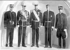 En samling uniformer, från vänster: (Generalmajor) buren av greve Carl B Hamilton, uniform för Karl XV stab buren av konungen själv, (general) paraduniform buren av Oscar II, (general) lilla stabsuniform buren av Karl XV samt (överstelöjt) buren av överste Grill.