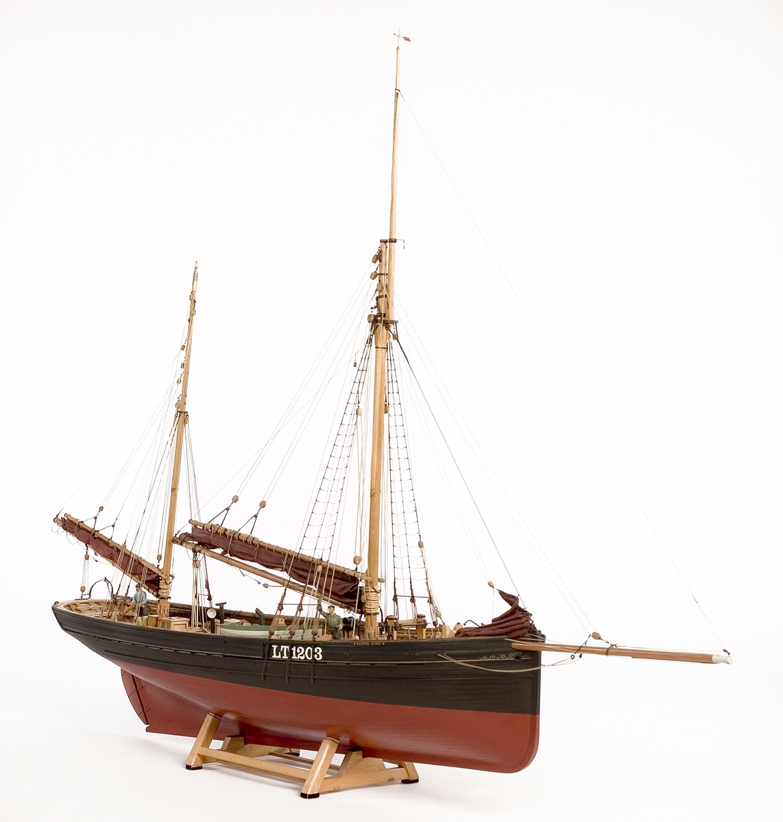 Modell i skala 1:25,4 av kuttern MASTERHAND. Modellen är en exakt kopia av originalet som byggdes 1920 i England. Detaljerna i skutans inre är utförda med like stor omsorg som de ovan däck. Allt finns på plats, från den lilla spiskroken i kabyssen till skepparens rakspegel ovanför kaminen. Erik Swartberg som byggde modellen berättar: Tre år tog det från kölen till vimpeln i toppen. Men då satt jag ofta uppslukad från åtta på morgonen till två på natten.