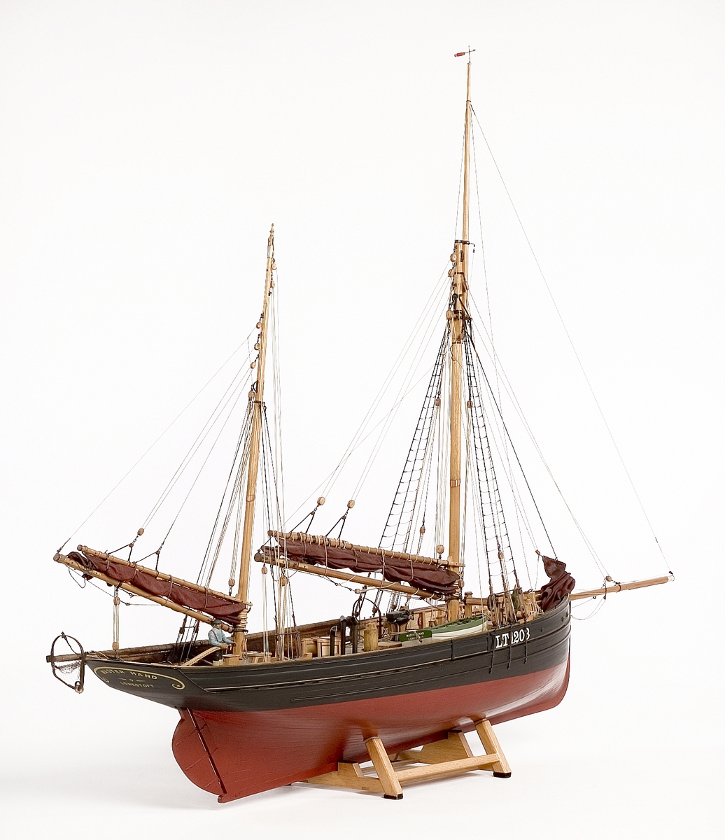 Modell i skala 1:25,4 av kuttern MASTERHAND. Modellen är en exakt kopia av originalet som byggdes 1920 i England. Detaljerna i skutans inre är utförda med like stor omsorg som de ovan däck. Allt finns på plats, från den lilla spiskroken i kabyssen till skepparens rakspegel ovanför kaminen. Erik Swartberg som byggde modellen berättar: Tre år tog det från kölen till vimpeln i toppen. Men då satt jag ofta uppslukad från åtta på morgonen till två på natten.