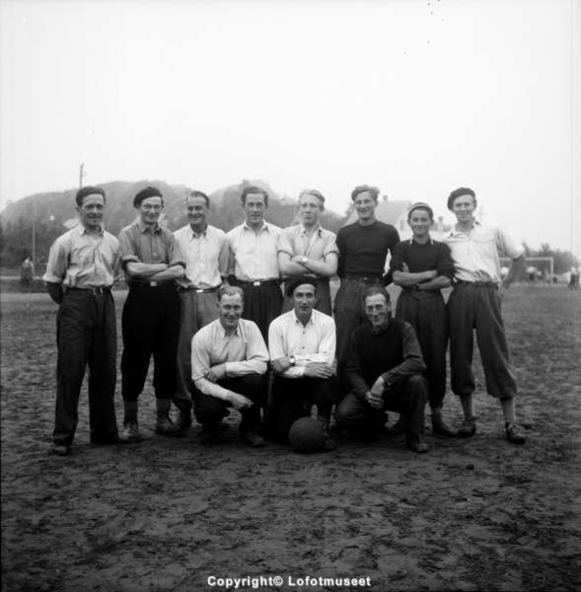 Svolvær ca. 1949. Bedriftsfotball, laget til Jernstøperiet.