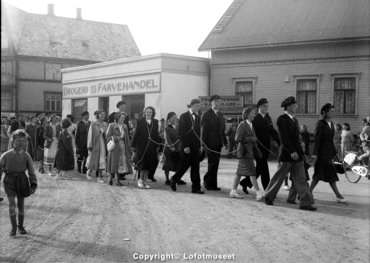 Svolvær, 23. juni 1950. Russedåp på torget.