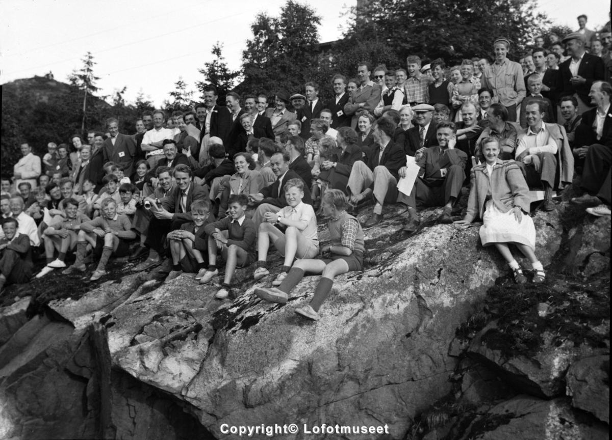 Svolvær, ca. 1950. Her ser vi en gruppe mennesker på et berg.