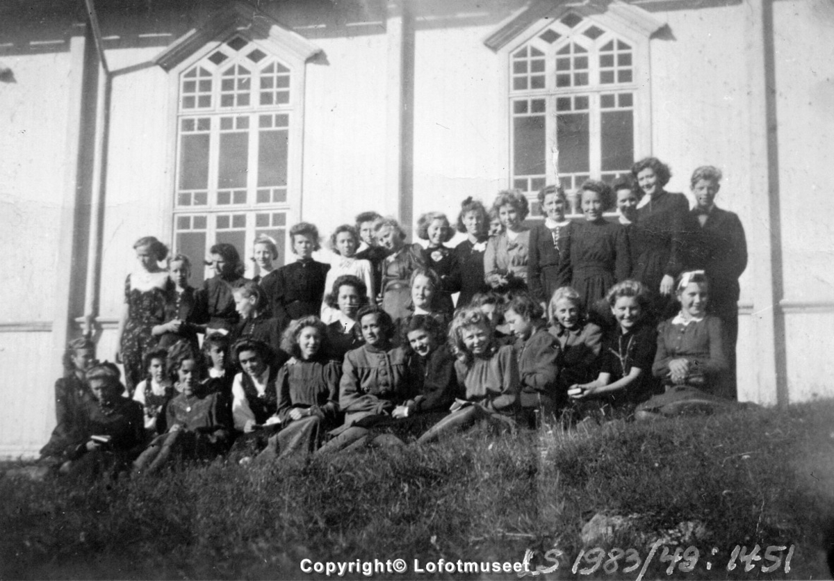 Repro, gruppebilde av konfirmanter utendørs.ved Kabelvåg Kirke (Lofotkatedralen) 
