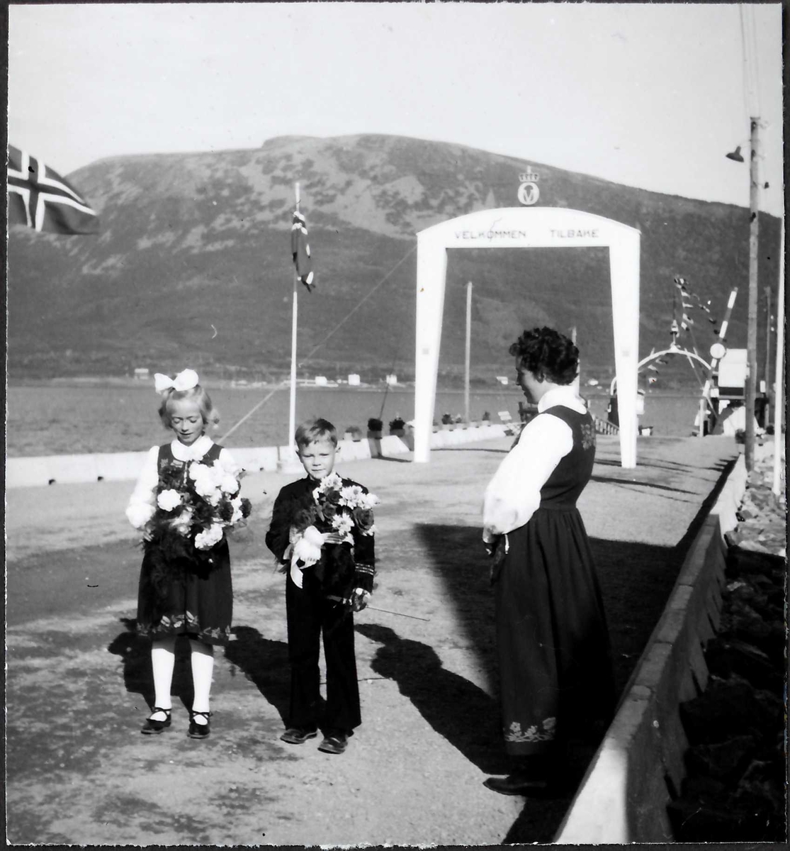 Kongebesøk i 1959
Anne Daae Johansen og Hallvard Gjøsund,
overleverte Blomster til Kong Olav og Prinsesse Astrid.