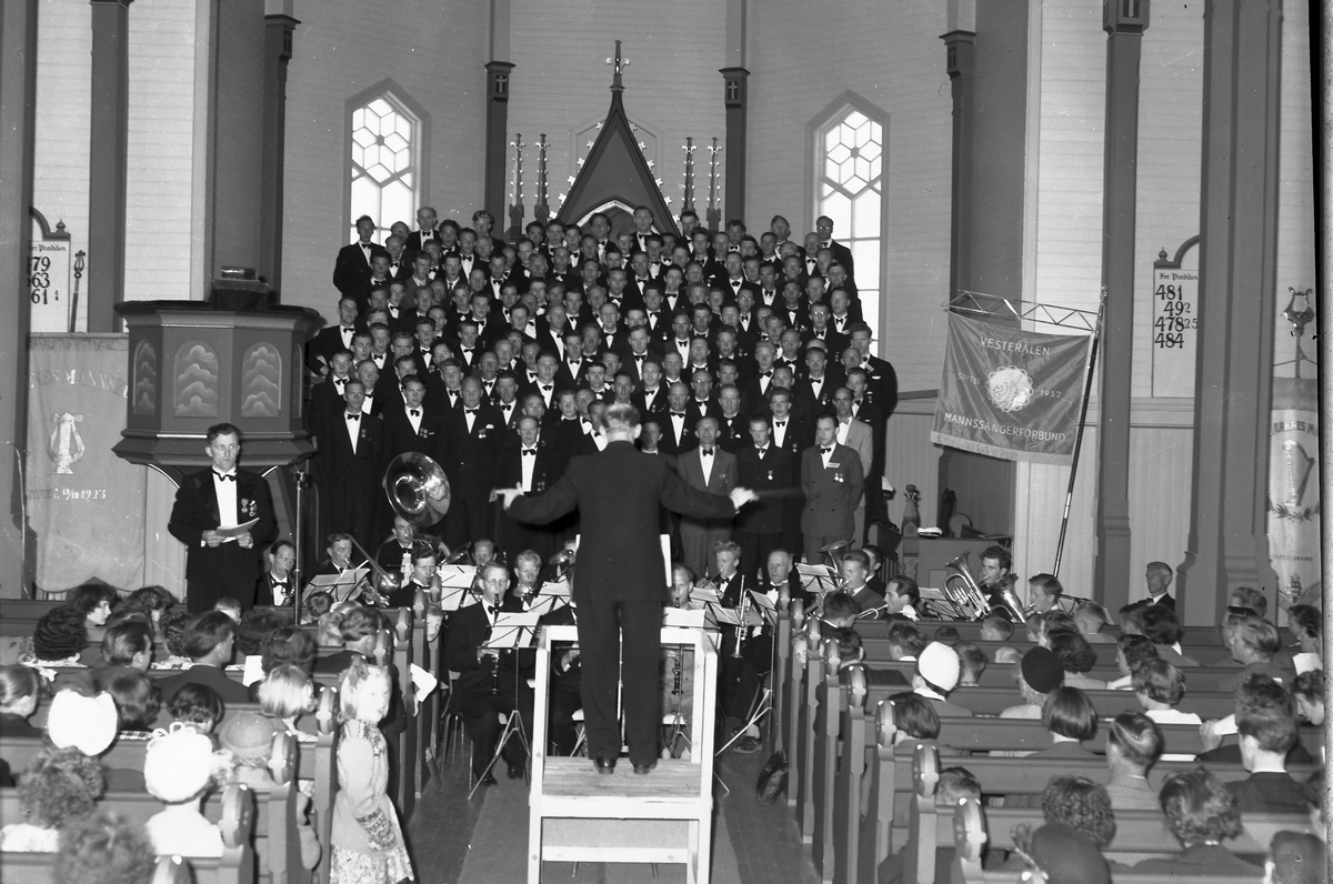 Sortland Mannskor, sangerstevne, 1953. Sortland Musikkforening foran.