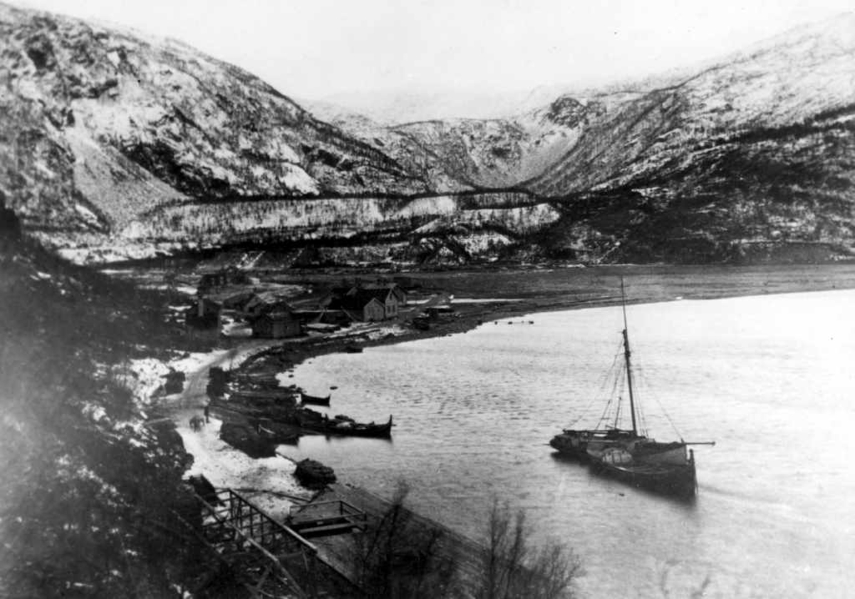 Rombaksbotn, Nordlandsbåt med løfting. Husene rives