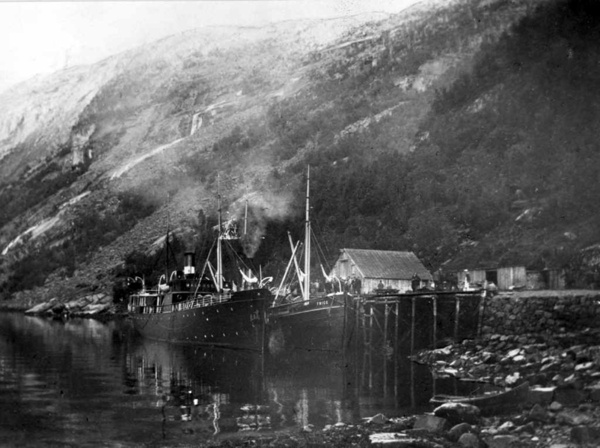 Rombaksbotn, dampskip ved kai. TADS Malangen  (Tromsø Amts Dampskipsselskap) og Frigg eid av selskapet L. Bergs Sønner i Svolvær.