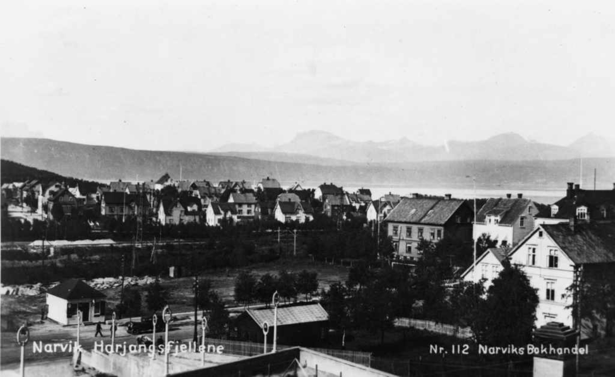 Narvik. Lekeplassen. Heggen-gården til h. Fremst - et hjørne av Torvhalltaket synlig.