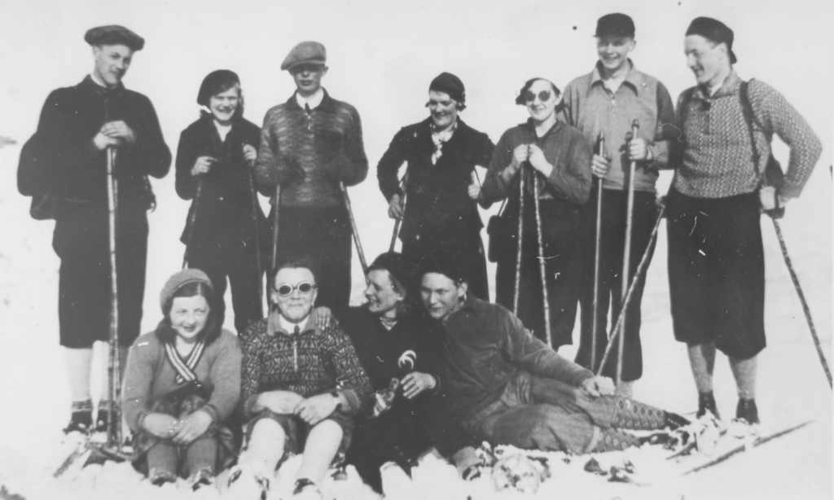 På skitur opp mot Fiskeløsvannet. Stående fra v.: Hoel ..., fra Narvik, Sigrid Hansen, Harald Larsen, Nordianna Eidissen ( g. Jenssen, Herjangen ), Gunvor Bjørnsen, Bardu, Albin Dalberg, Bjerkvik, Oddmund Bjørnsen, Bardu. Sittende : Ester Grenersen, Konrad Dahlberg, Gudrun Hanssen, alle fra Bjerkvik, og John Vassbak, Narvik. Oppf. av Sverre Dalberg.