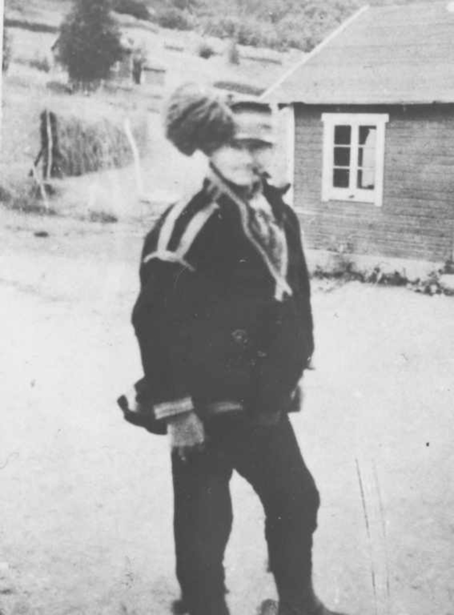  "Rein-Henrik" ( Henrik Olsen ) fra Krokelva i Grovfjord( i sameklær ) Kofte