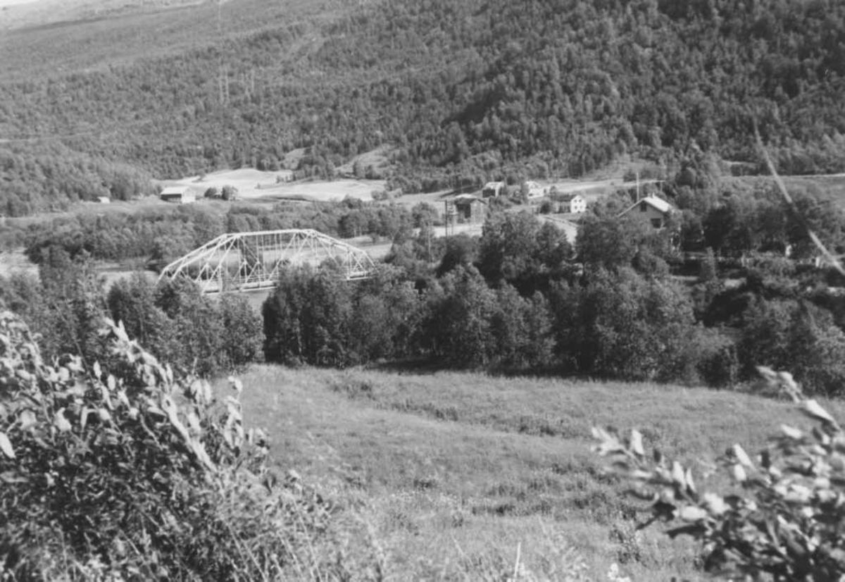 Lund i Salangsdalen med gammelbrua, bak ligger Kollen gården.