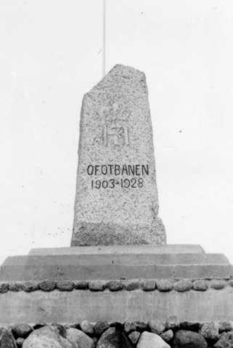 Minnesmerke på Bjørnfjell "Ofotbanen 1903 - 1928" plassert ved anleggsvegen - Rallarveien, mellom Bjørnfjell stasjon og Grusgropa. 
 
Ofotbanens anleggsvei