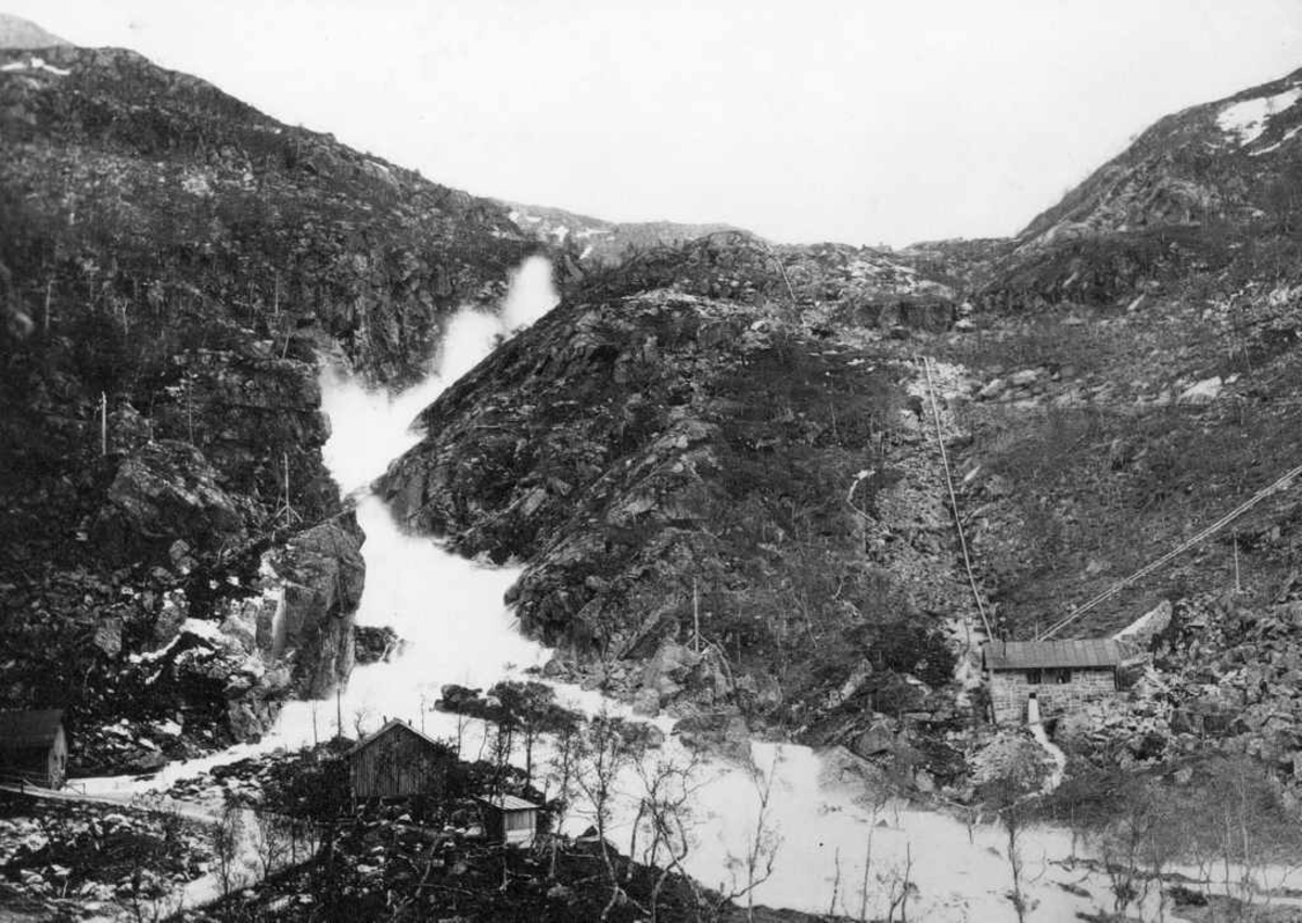 Nedre linbanestasjon og kraftstasjon ved Hundalsfossen.
Ofotbanens anleggsvei