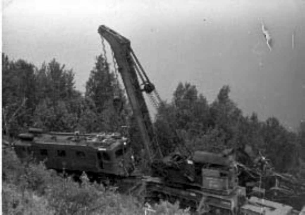 Avsporing ved km 10.  25.8.1955. Se for øvrig bilde nr. nab1998010684. Kran. Loket er et elektrisk lokomotiv type Dm.
