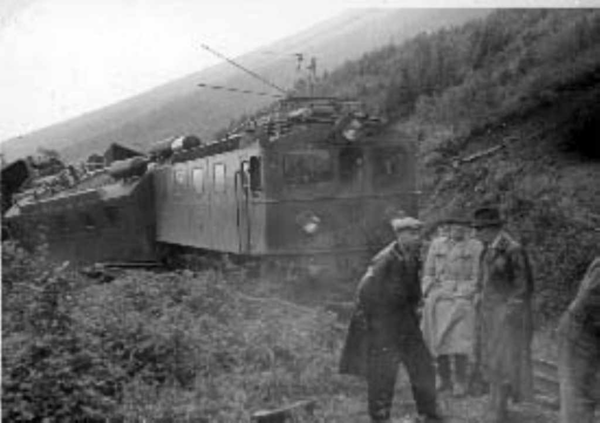 Avsporing tog 10 ved km. 9,8  mellom Straumsnes og Narvik, Ofotbanen, torsdag  25.8.1955. Se for øvrig bilde nr. nab1998010684.